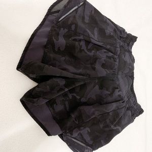 Black camo lululemon hotty hot shorts 4”